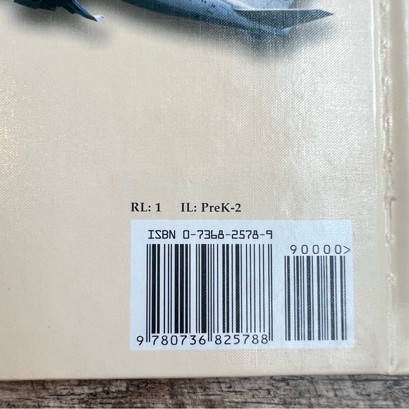 A Visit to the Airport by Patricia Murphy Hardback Children's Book - Picture 3 of 4